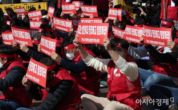 사업종료와 해고 통보에 반발한 푸르밀 노조원들이 26일 서울 영등포구 본사 앞에서 결의대회를 열고 일방적인 사업종료와 정리해고 통보를 즉각 철회하고 매각 절차를 다시 진행할 것을 촉구하고 있다./김현민 기자 kimhyun81@