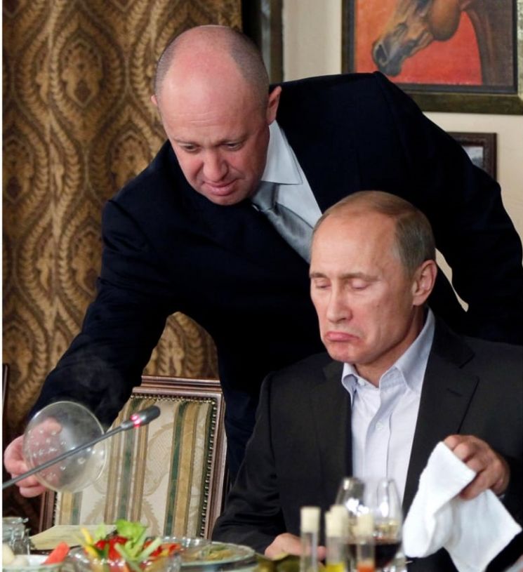 지난 2011년 예브게니 프리고진(왼쪽)이 블라디미르 푸틴 러시아 대통령(오른쪽)에게 자신의 레스토랑에서 직접 음식을 서빙하고 있는 모습. [이미지출처=연합뉴스]