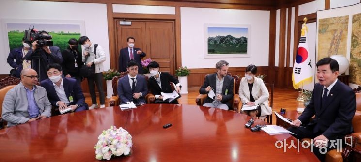 김진표 국회의장이 26일 국회에서 '힌츠페터 국제보도상'에서 수상한 필립 콕스 기자 등 수상자들을 초청 격려하고 있다. 힌츠페터 국제보도상은 전 세계 현장에서 민주주의·인권·평화·진실보도를 위해 노력하는 기자들을 발굴하기 위해 5·18기념재단이 마련했다./윤동주 기자 doso7@