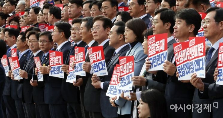 이재명 더불어민주당 대표를 비롯한 의원들과 원외위원장들이 26일 국회 본청 계단에서 '윤석열 정부의 민생파탄·검찰독재 규탄대회'를 갖고 있다./윤동주 기자 doso7@