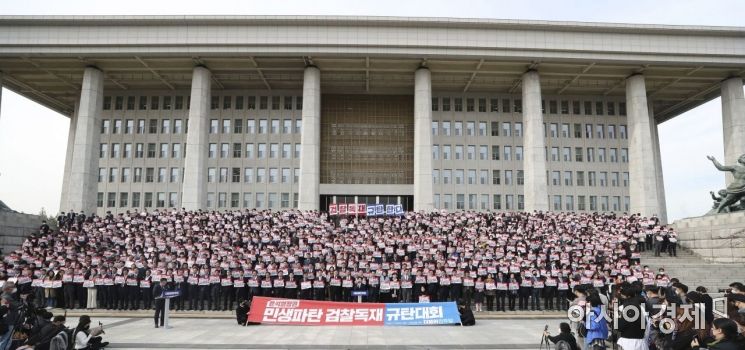 이재명 더불어민주당 대표를 비롯한 의원들과 원외위원장들이 26일 국회 본청 계단에서 '윤석열 정부의 민생파탄·검찰독재 규탄대회'를 갖고 있다./윤동주 기자 doso7@