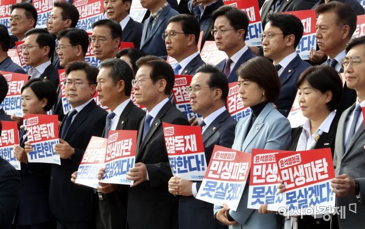 이재명 더불어민주당 대표를 비롯한 의원들과 원외위원장들이 26일 국회 본청 계단에서 '윤석열 정부의 민생파탄·검찰독재 규탄대회'를 갖고 있다./윤동주 기자 doso7@
