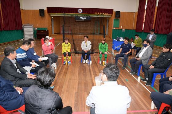 강기정 광주시장, 지역 유일 초등 女축구부 방문 '정책소풍' 전개