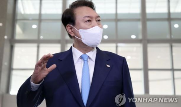 윤석열 대통령이 27일 오전 서울 용산 대통령실 청사로 출근, 취재진의 질문에 답하고 있다./