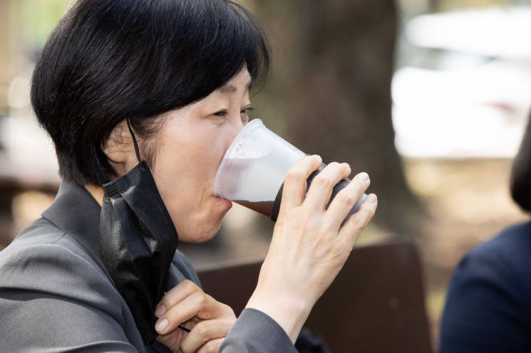 한화진 환경부 장관이 지난 9월 다회용 컵을 사용하는 제주시 한 카페를 찾아 다회용 컵으로 음료를 마시고 컵 반납 과정을 체험해 보고 있다. (사진=환경부)