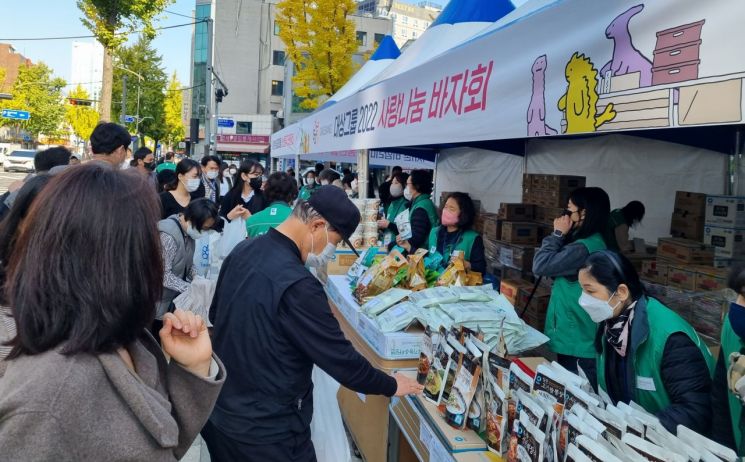 27일 서울 종로구 대상그룹 본사 광장에서 열린 '2022 사랑나눔 바자회'에서 시민들이 바자회 상품을 구매하고 있다.