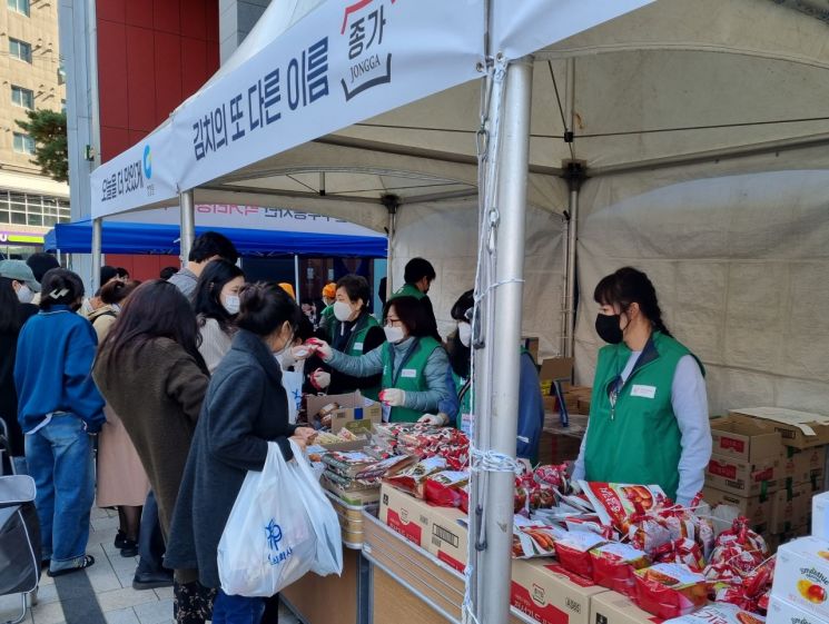 27일 서울 종로구 대상그룹 본사 광장에서 열린 '2022 사랑나눔 바자회'에서 시민들이 바자회 상품을 구매하고 있다.