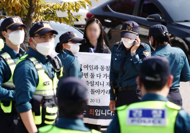 지난해 10월 인천시 남동구 구월동 중앙공원 입구에서 '제5회 인천퀴어문화축제'를 반대하는 시위가 열렸다. [사진=연합뉴스]