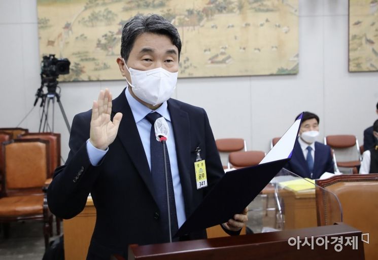 Lee Ju-ho, the nominee for Minister of Education, appeared at the confirmation hearing held at the National Assembly on the 28th and took the witness oath. Photo by Yoon Dong-joo doso7@