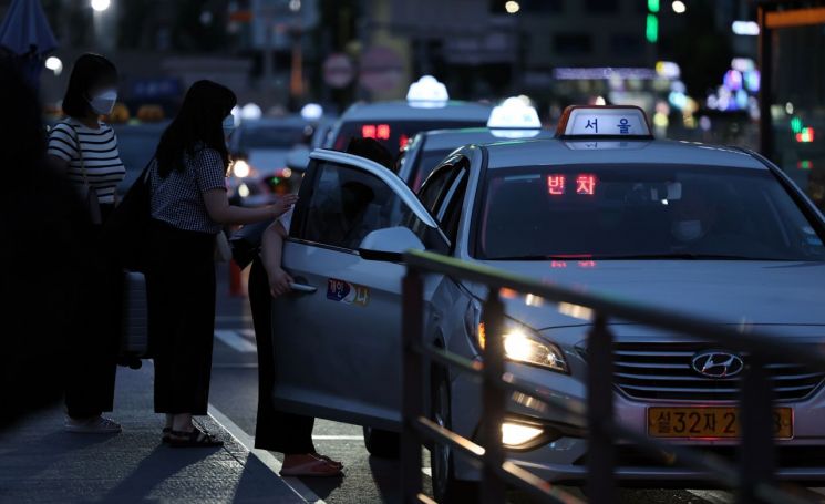 서울역 택시승강장에서 시민들이 택시를 잡고 있다. [이미지출처=연합뉴스]