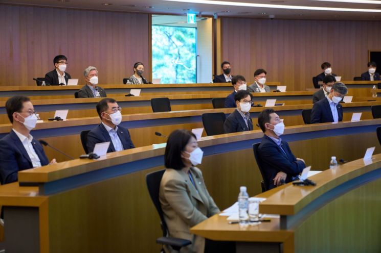 이재현 CJ 회장(두번째줄 왼쪽에서 세번째)과 계열사 CEO 등 그룹 경영진들이 27일 CJ인재원에서 열린 'CEO미팅'에 참석, 2023~2025 중기전략 수립 방향성을 논의하고 있다. 앞줄 제일 왼쪽으로 이선정 CJ올리브영 신임대표가, 그 뒤로 (왼쪽부터)최은석 CJ제일제당 대표, 강신호 CJ대한통운 대표, 김홍기 CJ주식회사 대표 등 주요 CEO들이 자리하고 있으며, 가장 뒷줄 왼쪽에 이선호 CJ제일제당 식품성장추진실장, 이경후 CJ ENM엔터테인먼트 브랜드전략실장 등이 자리하고 있다.