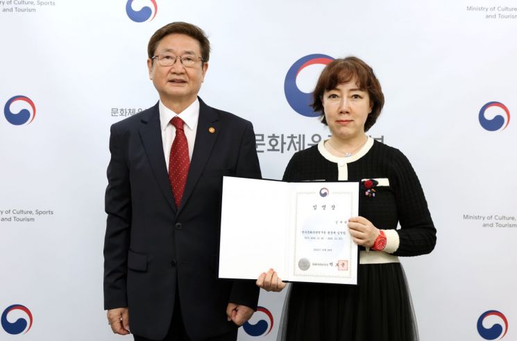 박보균 문화체육관광부 장관이 28일 서울 용산구 문체부 저작권보고과 서울사무소 회의실에서 김세원 한국문화관광연구원 원장에게 임명장을 수여한 뒤 기념 촬영하고 있다. 사진제공 = 문화체육관광부 [이미지출처=연합뉴스]