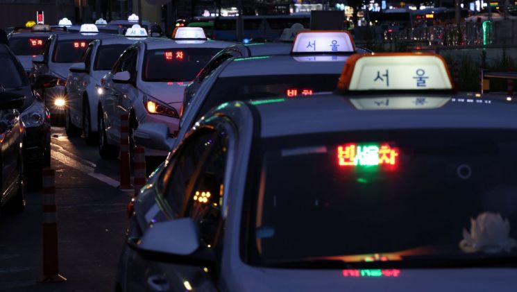 서울역 택시승강장에서 택시들이 손님을 태우기 위해 기다리고 있다. [이미지출처=연합뉴스]