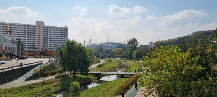 디지털미디어시티역 인근 불광천 전경. 뒷편으로 월드컵경기장도 보인다. (사진=류태민 기자)