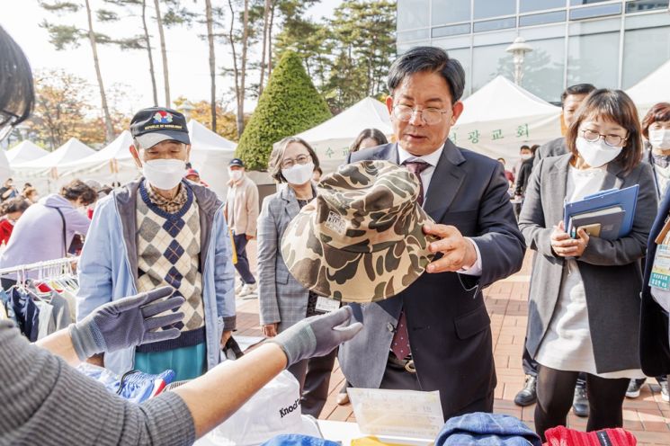  [포토]박강수 마포구청장 제6회 나눔바자회 참석