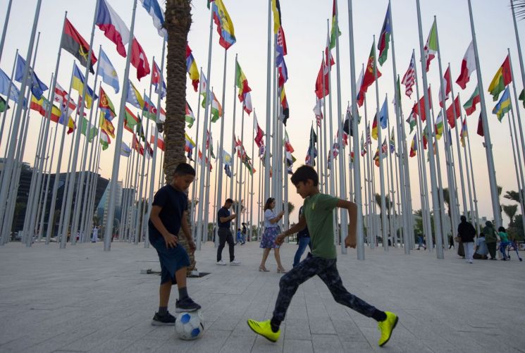 지난 20일(현지시간) 카타르 수도 도하의 국기 광장에서 어린이들이 축구를 하고 있다. 사진=EPA연합뉴스
