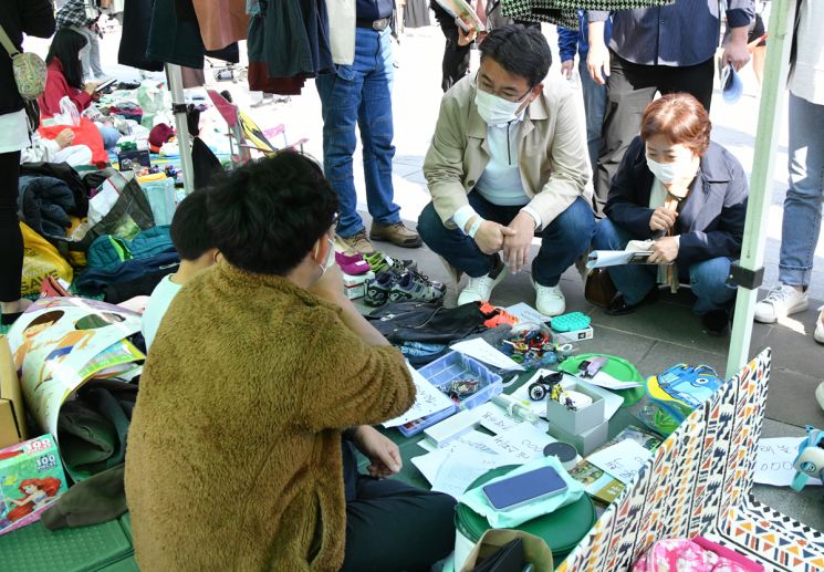 [포토]가을 아침 동대문구민과 함께한 배봉산 둘레길 걷기