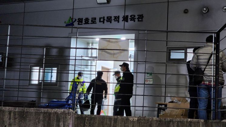 30일 이태원 핼러윈 인명사고 사망자들이 안치된 서울 용산구 원효로다목적체육관으로 들어가고 있는 경찰 과학수사팀. 성기호 기자 kihoyeyo@