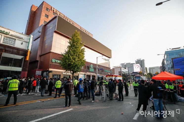 할로윈을 앞두고 이태원 일대에 대형 압사 참사가 발생한 30일 서울 용산구 이태원 일대에서 경찰병력이 현장을 통제하고 분주히 움직이고 있다./강진형 기자aymsdream@