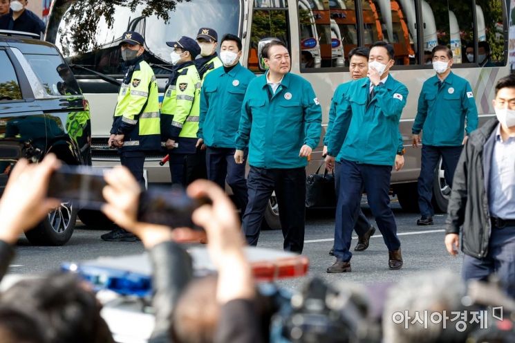 할로윈을 앞두고 이태원 일대에 대형 압사 참사가 발생한 30일 서울 용산구 이태원 일대를 찾은 윤석열 대통령이 현장을 둘러보고 있다./강진형 기자aymsdream@