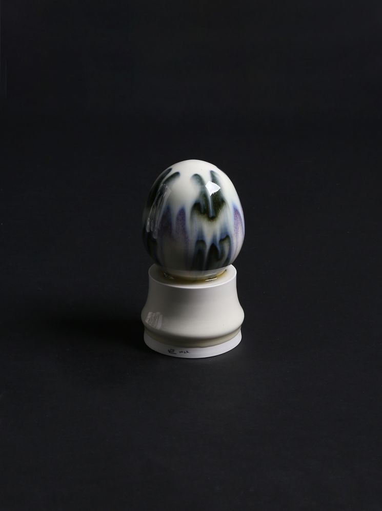 신소언,수집가의 알1,백자 8x8x15cm,2022. 사진제공 = 페이지룸8