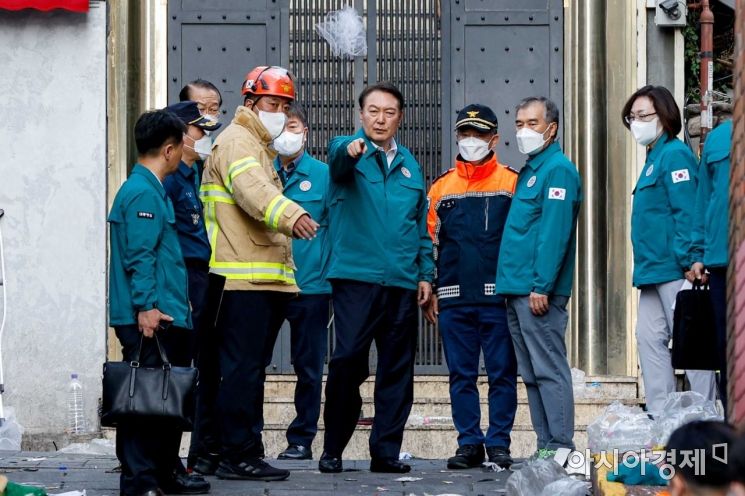 할로윈을 앞두고 이태원 일대에 대형 압사 참사가 발생한 30일 서울 용산구 이태원 일대를 찾은 윤석열 대통령이 현장을 둘러보고 있다./강진형 기자aymsdream@