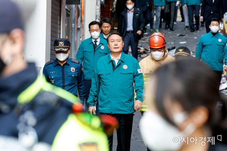할로윈을 앞두고 이태원 일대에 대형 압사 참사가 발생한 30일 서울 용산구 이태원 일대를 찾은 윤석열 대통령이 현장을 둘러보고 있다./강진형 기자aymsdream@