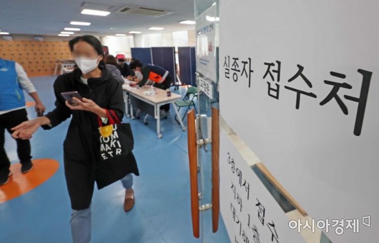 할로윈을 앞두고 이태원 일대에 대형 압사 참사가 발생한 30일 서울 용산구 한남동주민센터에 마련된 실종자 접수처에서 실종자 가족들이 접수를 하고 있다./강진형 기자aymsdream@