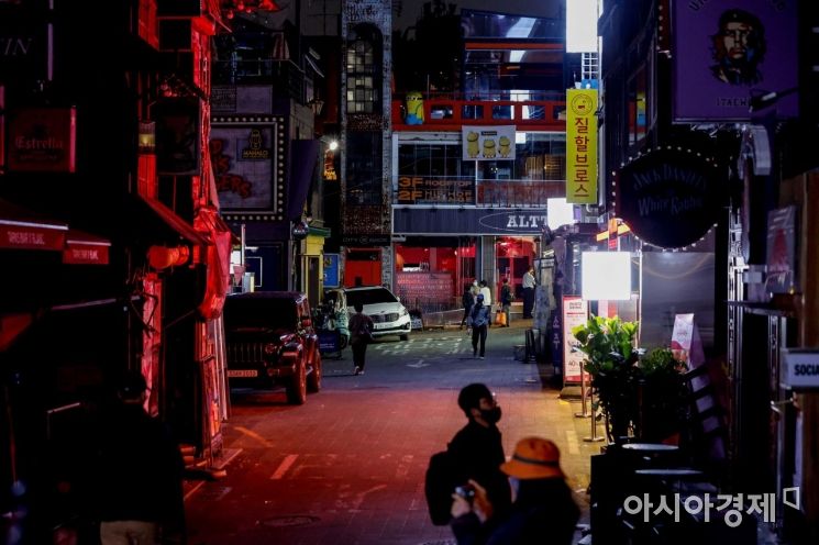 핼로윈을 앞두고 이태원 일대에 대형 압사 참사가 발생한 30일 서울 용산구 이태원 일대 상점이 문을 닫고 영업을 중지 하고 있다./강진형 기자aymsdream@