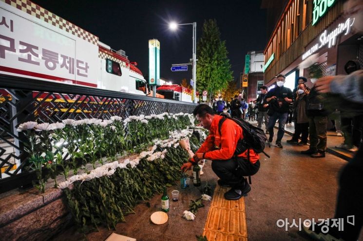 핼로윈을 앞두고 이태원 일대에 대형 압사 참사가 발생한 30일 서울 용산구 이태원 일대에 희생자들을 추모하는 꽃이 놓여 있다./강진형 기자aymsdream@