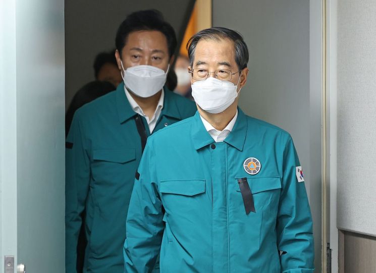 한덕수 국무총리(오른쪽)와 오세훈 서울시장이 30일 오후 용산구 이태원 압사 사고와 관련한 상황 점검을 위해 서울시청 상황실로 들어서고 있다. [이미지출처=연합뉴스]
