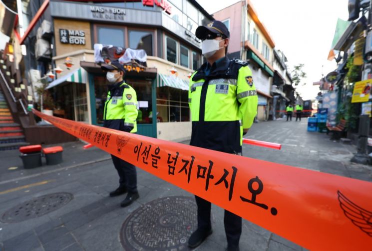 31일 오전 경찰 관계자들이 서울 용산구 이태원 세계음식문화거리 출입을 통제하고 있다. [이미지출처=연합뉴스]
