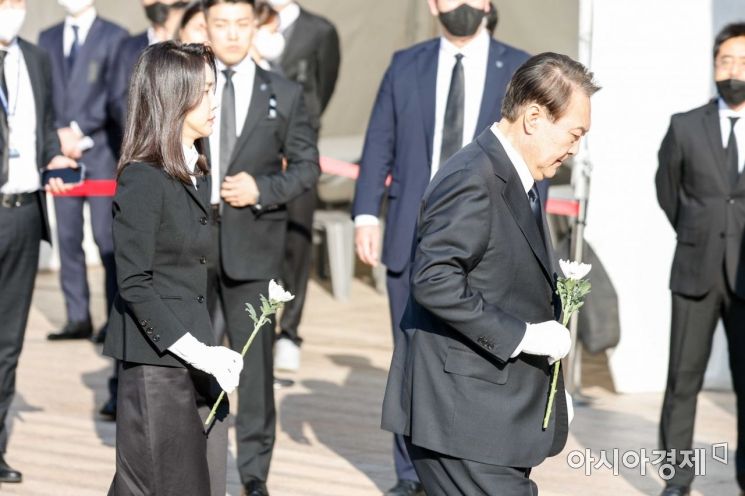 [포토]이태원 참사 합동 분향소 찾은 윤석열 대통령-김건희 여사