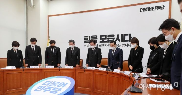 이재명 더불어민주당 대표가 31일 국회에서 열린 최고위원회의에 참석, 회의 시작에 앞서 이태원 참사 희생자를 위한 묵념을 하고 있다./윤동주 기자 doso7@