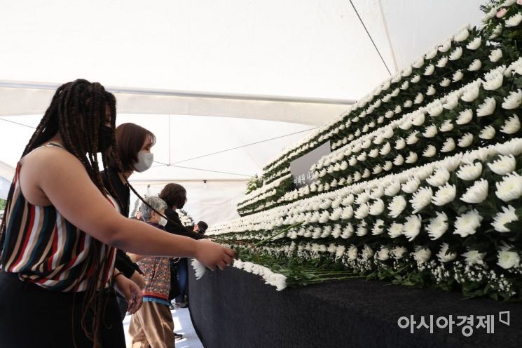 31일 서울 용산구 녹사평광장에 마련된 이태원 사고 사망자 합동분향소에서 시민들이 헌화하고 있다./김현민 기자 kimhyun81@