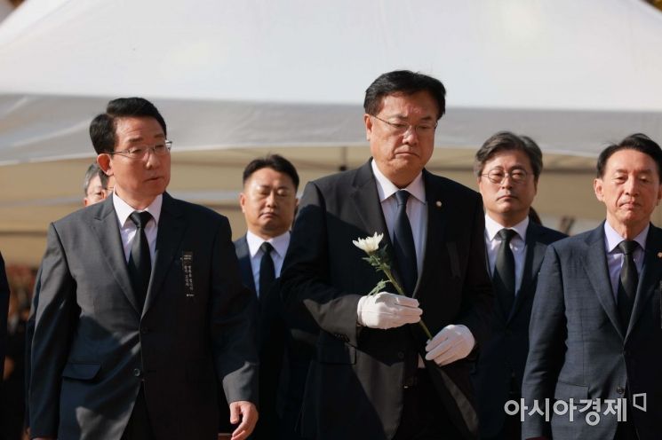 정진석 국민의힘 비상대책위원장을 비롯한 국민의힘 관계자들이 31일 오전 서울광장 합동분향소를 찾아 이태원 참사 희생자들을 조문하고 있다./강진형 기자aymsdream@