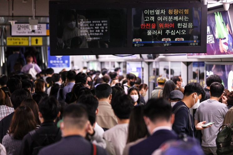 지난달 6일 오전 서울 1호선 서울역에서 승객들이 지하철을 기다리고 있다. 사진=연합뉴스