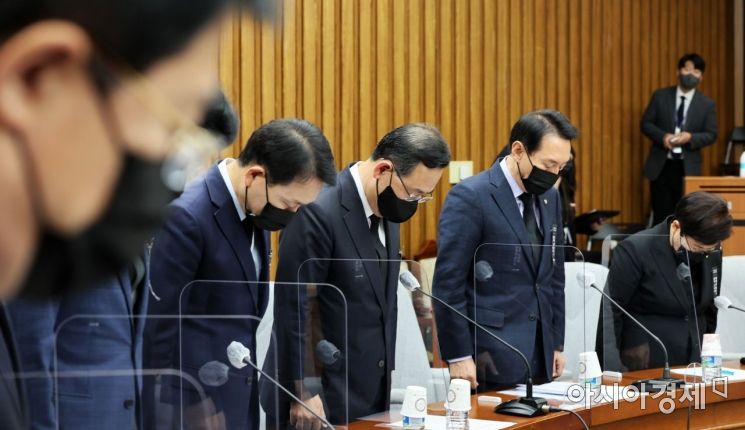 주호영 국민의힘 원내대표 등 원내지도부가 1일 국회에서 열린 원내대책회의에서 회의 시작 전 이태원 참사 희생자를 위한 묵념을 하고 있다./윤동주 기자 doso7@