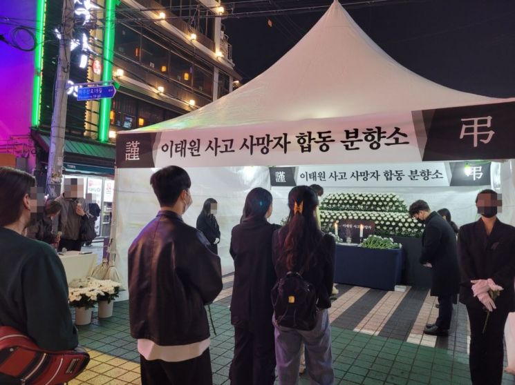 지난달 31일 홍익대학교 일대에 마련된 이태원 참사 합동분향소. 참사 피해자들을 추모하기 위해 사람들은 줄지어 기다렸다. /사진=공병선 기자 mydillon@