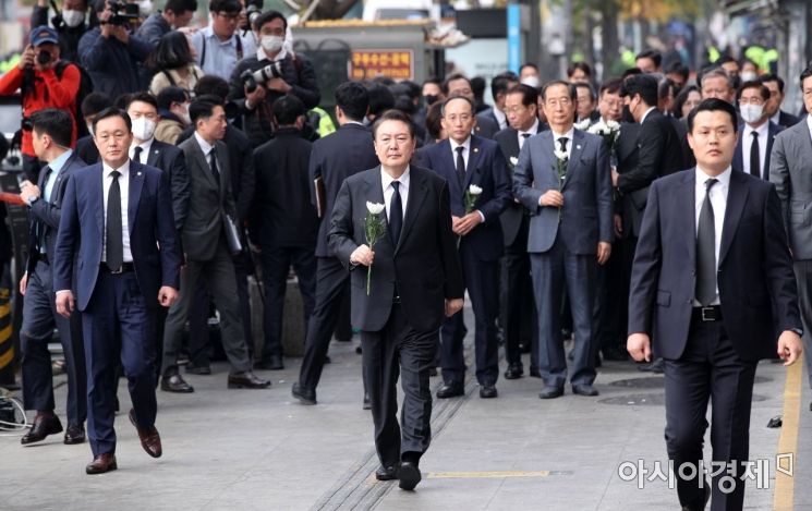 윤석열 대통령이 1일 서울 용산구 이태원역 1번 출구 앞 참사 추모 공간을 찾아 헌화하고 있다./김현민 기자 kimhyun81@