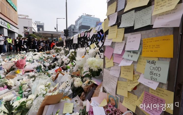 1일 서울 용산구 이태원역 1번 출구 앞 참사 추모 공간에 시민들이 놓고 간 추모의 꽃과 메시지가 놓여 있다./김현민 기자 kimhyun81@