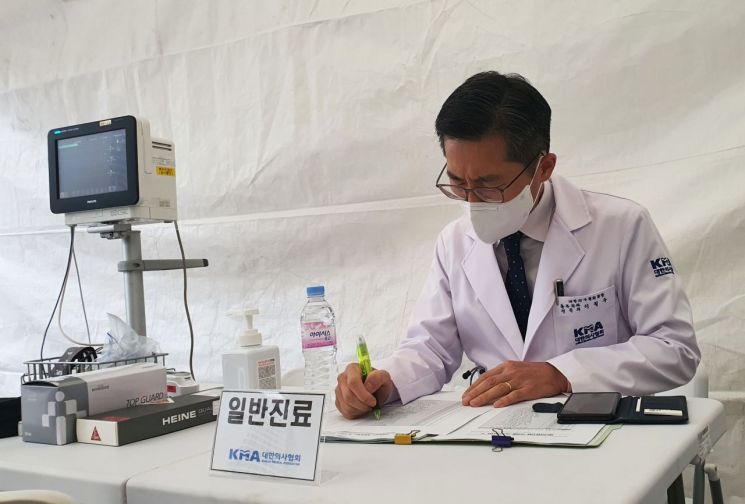 이필수 대한의사협회 회장이 1일 서울광장 이태원 사고 합동분향소에 설치된 현장 진료소에서 진료를 보고 있다.[사진제공=의협]