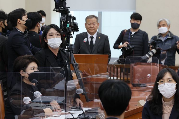 이상민 행정안전부 장관이 1일 오후 국회에서 열린 행정안전위원회 전체회의에서 이태원 참사와 관련해 현안 보고하고 있는 가운데 기본소득당 용혜인 의원(왼쪽 두번째)이 여야 합의로 질의를 하지 않기로 한 것에 대해 항의하며 퇴장하고 있다. [이미지출처=연합뉴스]