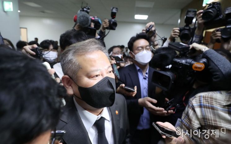 이상민 행정안전부 장관이 1일 국회에서 열린 이태원 참사 관련 긴급 현안보고를 마친 후 취재진 질문에 답변을 하지 않은체 회의장을 나서고 있다./윤동주 기자 doso7@