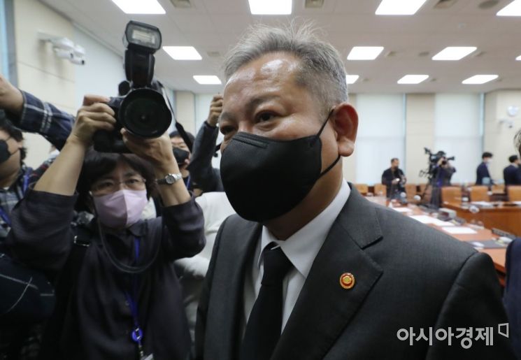 이상민 행정안전부 장관이 1일 국회에서 열린 이태원 참사 관련 긴급 현안보고를 마친 후 회의장을 나서고 있다./윤동주 기자 doso7@