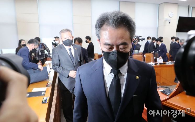 윤희근 경찰청장과 이상민 행안부 장관이 1일 국회에서 열린 이태원 참사 관련 긴급 현안보고를 마친 후 회의장을 나서고 있다./윤동주 기자 doso7@