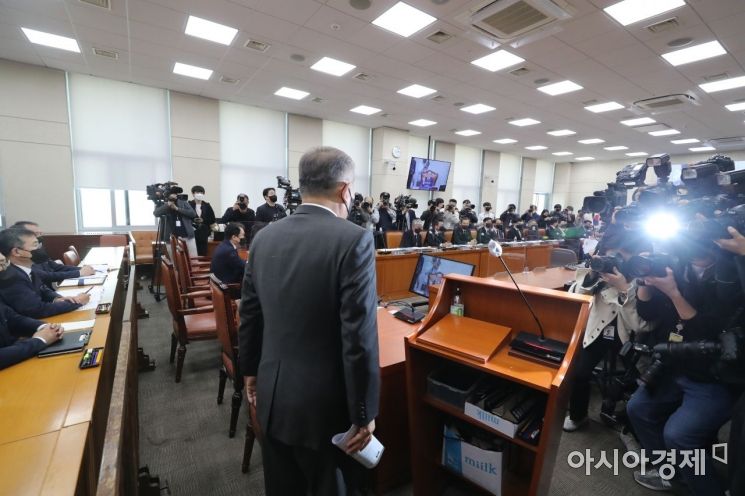 이상민 행정안전부 장관이 1일 국회에서 열린 이태원 참사 관련 긴급 현안보고에 출석, 보고를 위해 단상으로 나가고 있다./윤동주 기자 doso7@