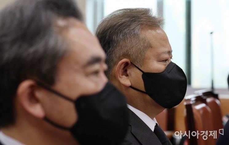 윤희근 경찰청장과 이상민 행안부 장관이 1일 국회에서 열린 이태원 참사 관련 긴급 현안보고에 출석, 나란히 앉아 있다./윤동주 기자 doso7@