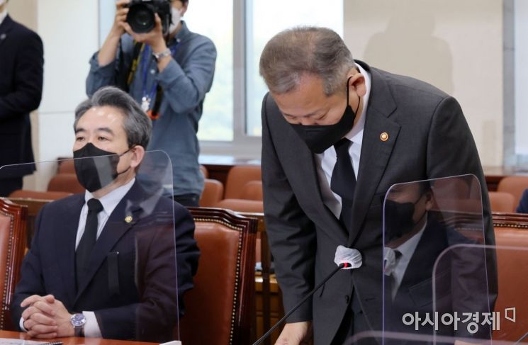 이상민 행정안전부 장관이 1일 국회에서 열린 이태원 참사 관련 긴급 현안보고에 출석, 자신의 발언과 관련해 사과를 하고 있다./윤동주 기자 doso7@