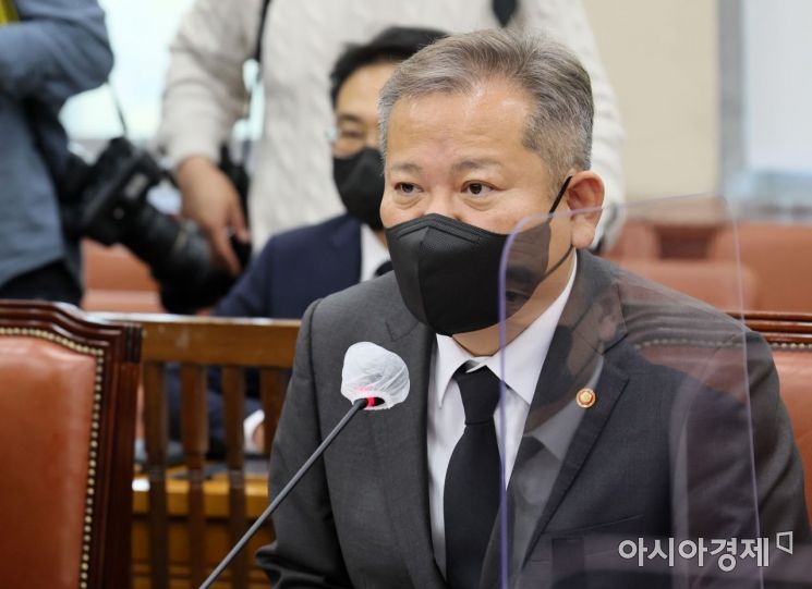 이상민 행정안전부 장관이 1일 국회에서 열린 이태원 참사 관련 긴급 현안보고에 출석, 자신의 발언과 관련해 해명을 하고 있다./윤동주 기자 doso7@